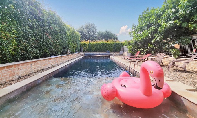 Aspiran House | This spacious and family-friendly vacation home welcomes you with swimming pool and many amenities.