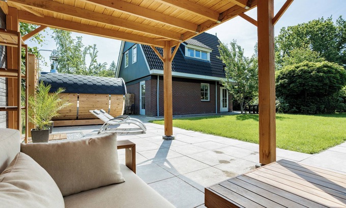 Gasselte House | This spacious holiday home is located at the edge of the park and is the perfect base if you value space and privacy.