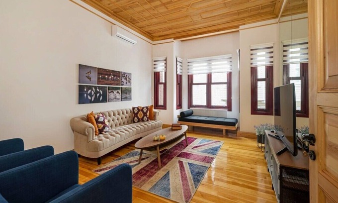 Bebek House | This townhouse is a 6 bedroom(s), 2 bathrooms, located in Beşiktaş, İstanbul.