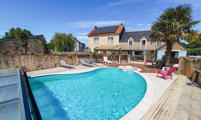 Crossac House | This vacation property in the beautiful Brière Nature Park is a comfortably furnished house half wit