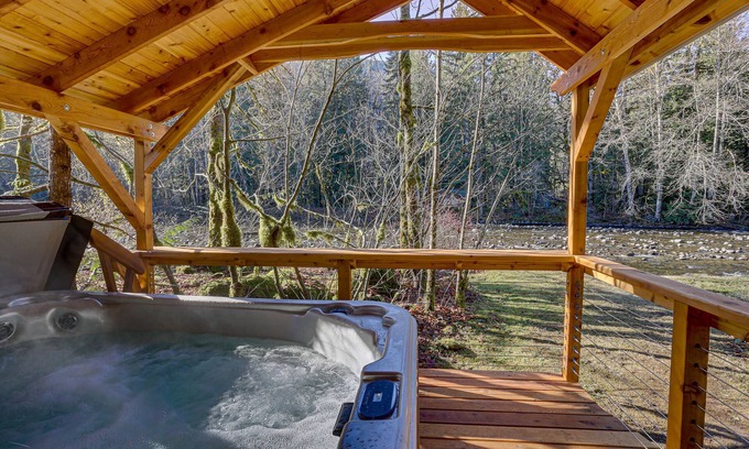 Welches Cabin | Thistle Dew: Salmon River romantic retreat, deck, hot tub and Wood Stove