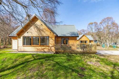 East Lewiston House | Thistle Lodge 20 with Hot Tub