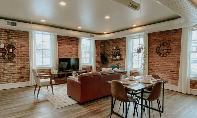 Ypsilanti House | ★ Thompson Place: Premier Modern Downtown 2BR Loft