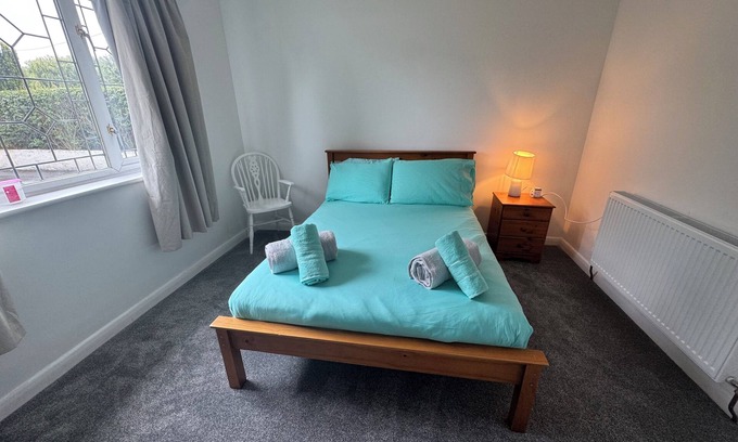 Staines House | Thorpe Guest House 4 bedroom 2 bathroom near London Heathrow Airport