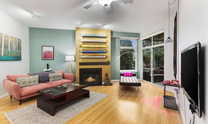 Moss Bay Apartment | Thoughtfully decorated 12' ceiling apartment nestled in the quiet section of Kirkland.