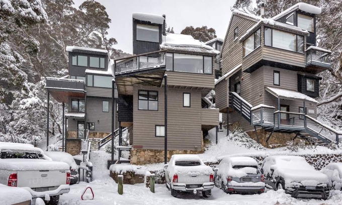 Thredbo Ski Chalet | Thredbo Village Family CHALET - AMAZING VIEWS - just 3 mins from centre
