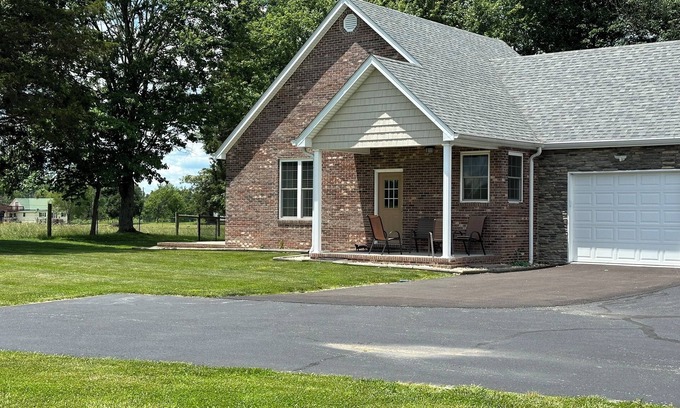 Cane Valley House | Three-A Hideaway less than 5 miles from Holmes Bend Marina.