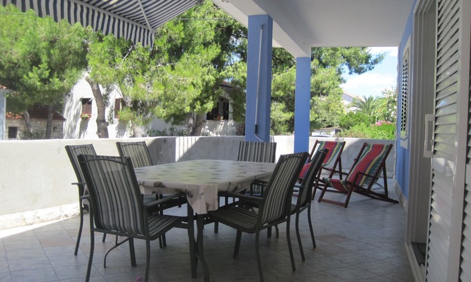 Maslinica Apartment | Three bedroom apartment near beach Maslinica, Šolta (A-14748-a)