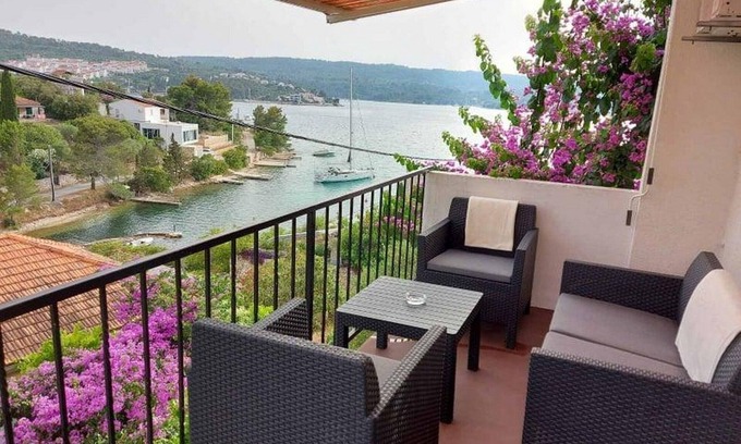 Necujam Apartment | Three bedroom apartment with terrace and sea view Nečujam, Šolta (A-13884-a)
