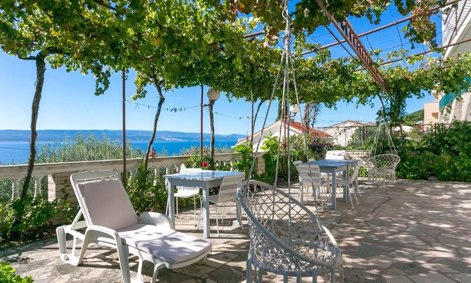 Omis Apartment | Three bedroom apartment with terrace and sea view Pisak, Omiš (A-18141-f)