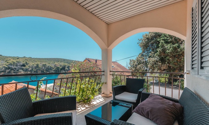 Molat Apartment | Three bedroom apartment with terrace and sea view Molat (A-18433-a)