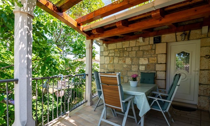Postira Apartment | Three bedroom apartment with terrace Postira, Brač (A-14822-a)