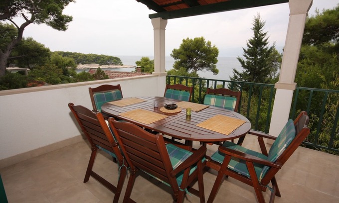 Splitska Apartment | Three bedroom apartment near beach Splitska, Brač (A-2865-a)