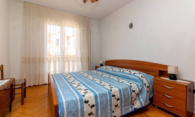 Supetar Apartment | Three bedroom apartment with balcony Supetar, Brač (A-11278-b)
