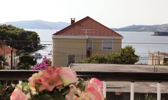 Trogir Apartment | Three bedroom apartment with terrace and sea view Trogir (A-15011-a)