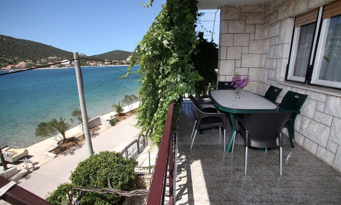 Vinisce Apartment | Three bedroom apartment near beach Vinišće, Trogir (A-4892-b)