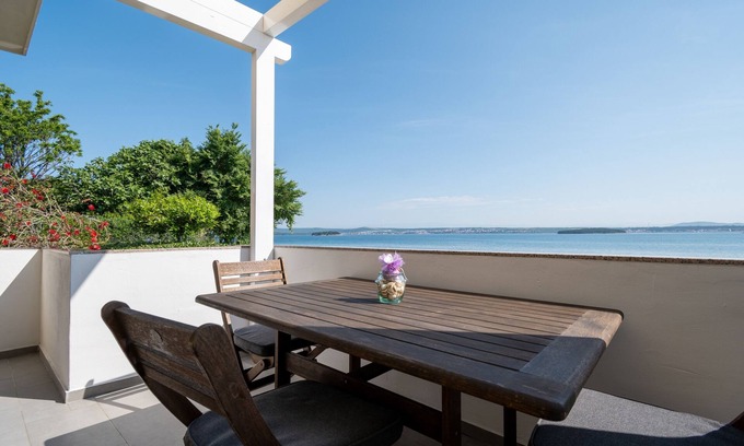 Susica Apartment | Three bedroom apartment near beach Tkon, Pašman (A-6262-d)