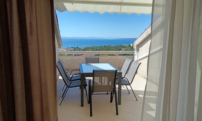 Lun Apartment | Three bedroom apartment with terrace and sea view Lun, Pag (A-24796-e)