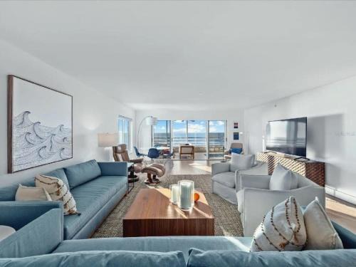 Golden Beach Apartment | Three Bedroom Beachfront Apartment in Venice