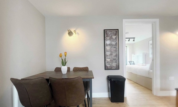 Patchway Apartment | Three bedroom flat in Gloucester road north with parking