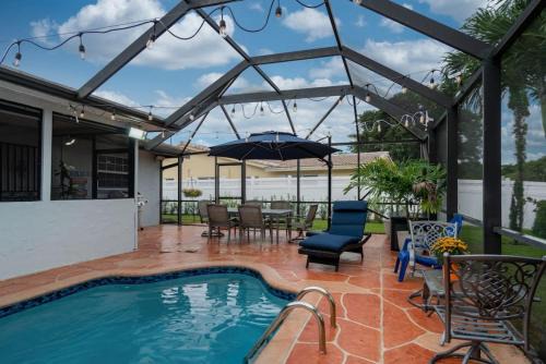 Coral Springs House | Three Bedroom Pool Home with Modern Interior Design