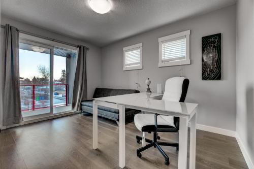 Sunalta Apartment | Three-Bedroom with Fireplace #41 Sunalta Downtown
