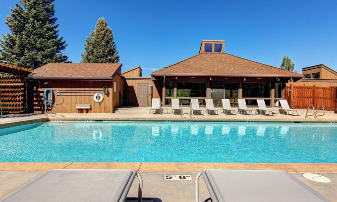 North Park City House | Three Kings Condo at Base of PCMR 6 guests, 2 bedrooms, 2.5 bathrooms. Year-round pool! Walk to skiing/snowboarding at Park City Mountain Resort. Centrally located in historic Park City, Utah
