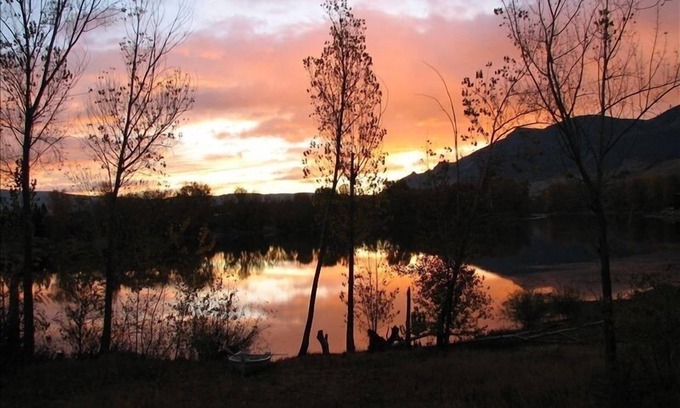 Malaga House | Three Lakes Getaway. Beautiful Waterfront Home, 5 miles to Wenatchee.