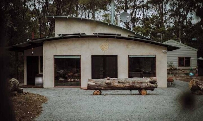 South Bruny House | Three Little Pigs Escape - Main House + Cabin