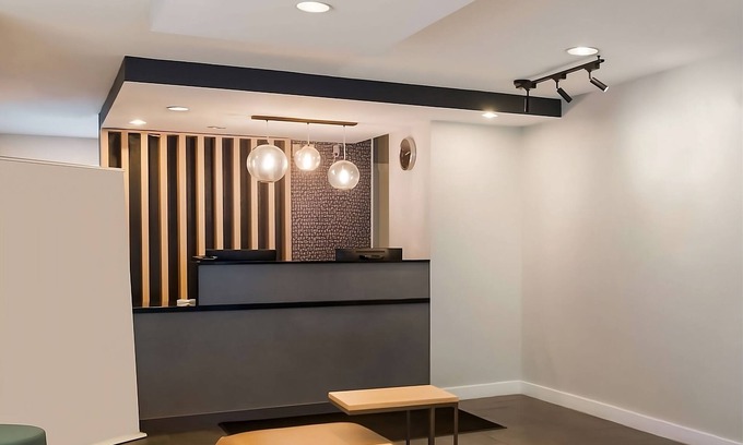 Falls Church Hotel | Three Modern 2BR Suites with Kitchen, Pet-friendly, Near Smithsonian Museum!
