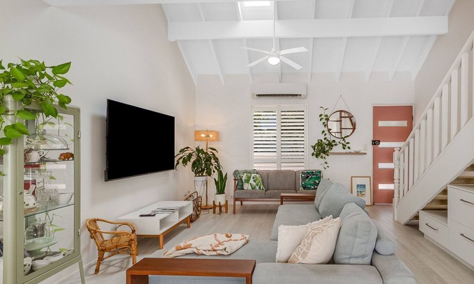 Palm Beach House | Three Palms - Pet Friendly Townhouse - Min. 3 Night Stays - Linen Provided