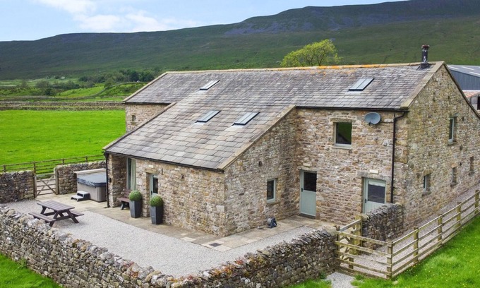 Yockenthwaite House | THREE PEAKS BARN, family friendly, with hot tub in Chapel-Le-Dale