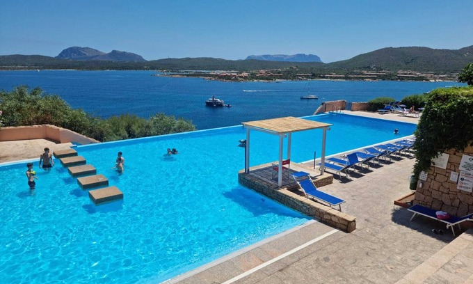 Golfo di Marinella Apartment | Three-room apartment with balcony and sea-view infinity pool in Ladunia