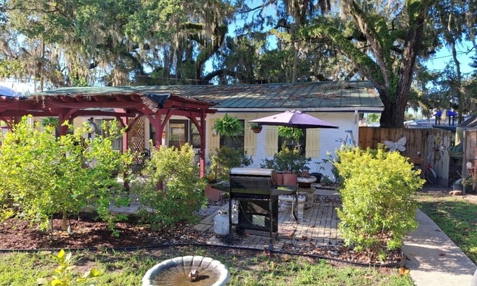 Crystal River Apartment | Three Sisters Cottages