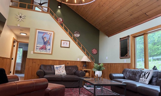Central Vermont- Killington House | ThreeBears- AC, Hot Tub, Views, Fire Pit, Grill