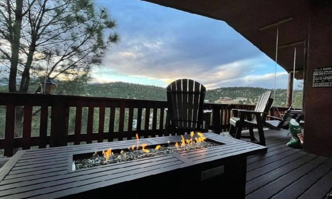 Ruidoso House | Thunder Lodge-Luxe Mtn getaway/views/HT/Gaming!