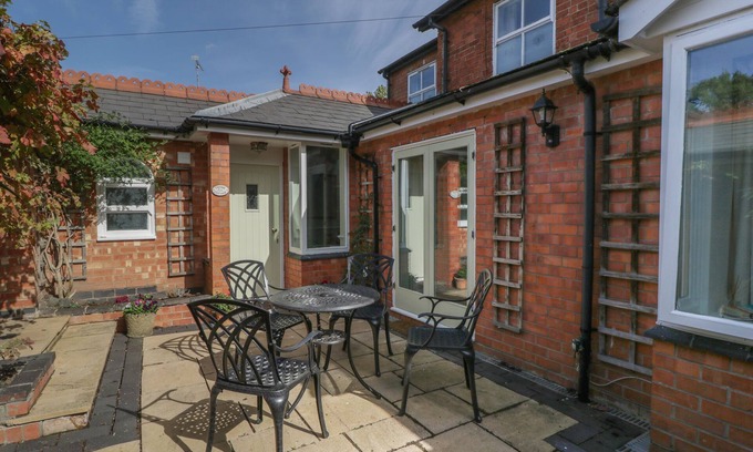 Malvern House | THYME COTTAGE, pet friendly, with a garden in Malvern