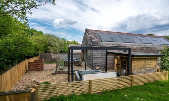 Ammanford Cabin | Thyme Getaway · 2BR · Sauna · Hot Tub · Sleeps 4
