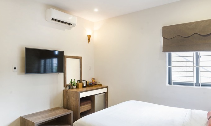 Son Tra Hotel | TIDY QUEEN ROOM, SMART TV, BEACH AREA, with BREAKFAST