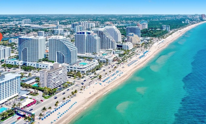 Central Beach Condo | Tiffany Amber: Rooftop Pool, Gym, & Walk to Beach