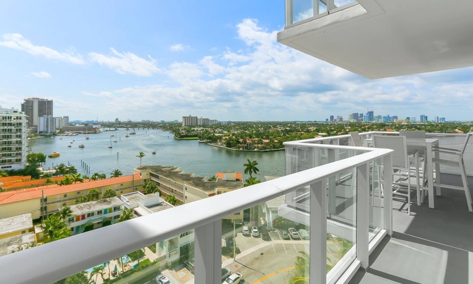 Central Beach Condo | Tiffany Ebony: Ocean & Canal views, Walk to Beach