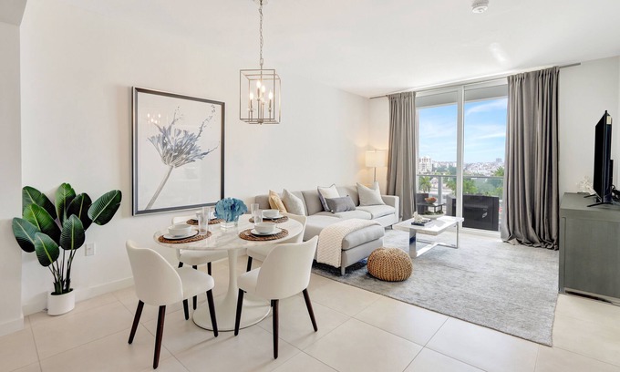 East Fort Lauderdale Condo | Tiffany Topaz: Rooftop Pool, Gym, Walk to Beach