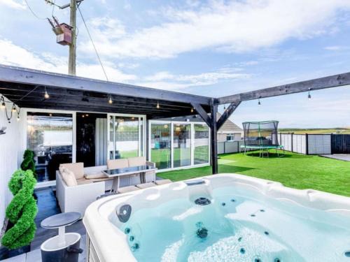 Peterhead House | Tigh Na Mhor , Hot Tub , Games Room , 5 Bedroom ,Sleeps 13 , Large Villa