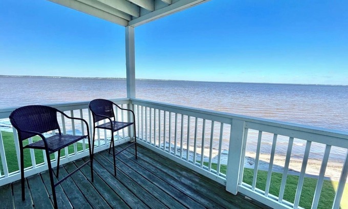 Innerarity Townhomes House | Tiki Hut: Waterfront, Amazing Views, & 2 Kayaks!