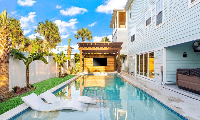 St. Augustine Beach House | Tiki on 12 Rooftop | Ocean | Pool | HotTub | Elevator