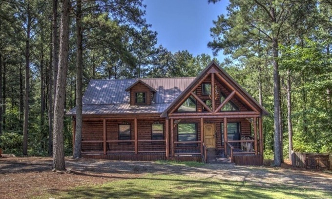 Broken Bow Cabin | Timber Bear Cabin - Your Perfect Getaway, Firepit/Jacuzzi/WiFi/Much More!
