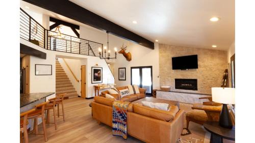 Taos Ski Valley House | Timber Crest Retreat - Hot Tub - Satellite - Washer - Dryer - Fireplace - Grill - Firepit - Garage Access