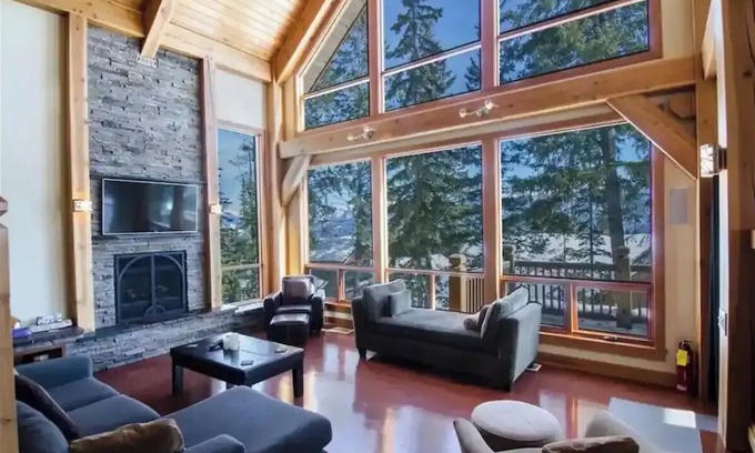 Golden Ski Chalet | Timber frame chalet with vaulted ceiling and great views ,ski in ski out
