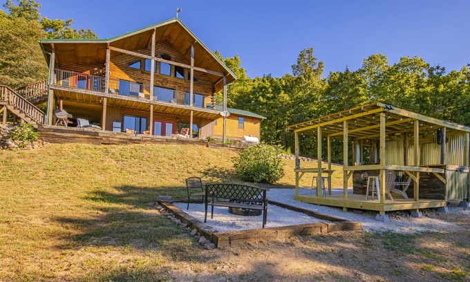 Compton Cabin | Timber Lodge - 4 Bedroom Log Cabin retreat near the Buffalo River