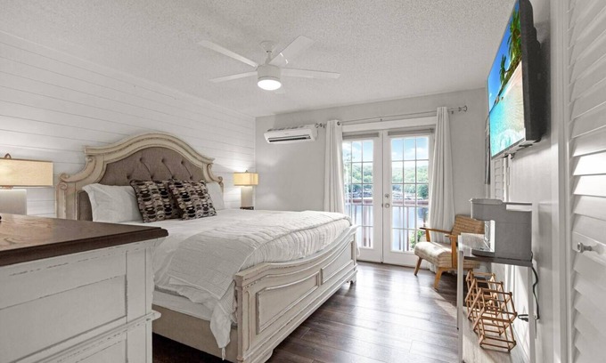 Rocky Mount House | TIME WELL SPENT! Luxury Lake House w Dock & HotTub